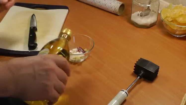 изпратете чесън и черен пипер в купата