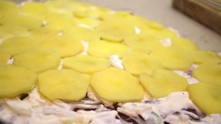 сложете картофите върху месото