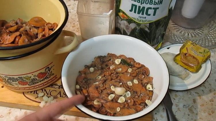 накълцайте чесъна