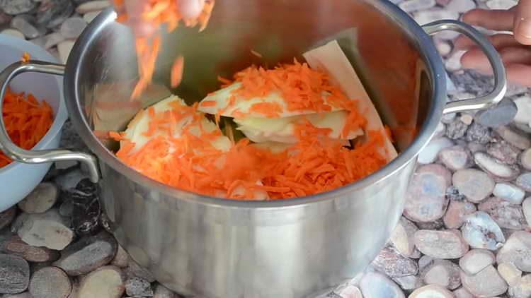 настъргани моркови, разпространени върху зеле