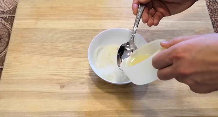 залейте лука с оцет