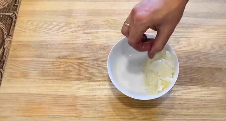 изсипете марината от лука