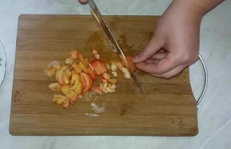 ситно нарязани ябълки