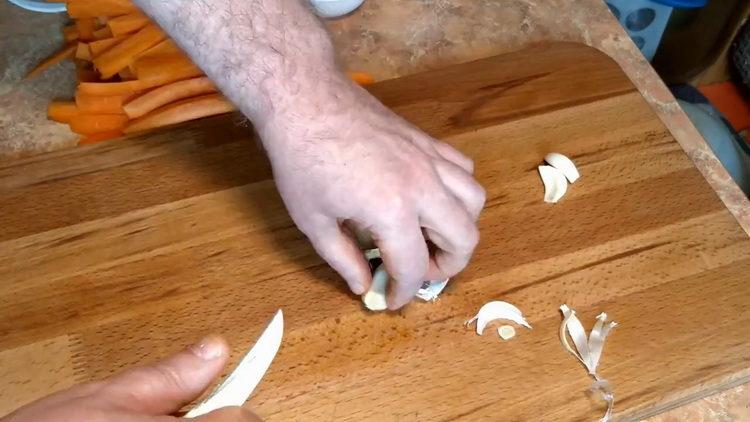 накълцайте чесъна