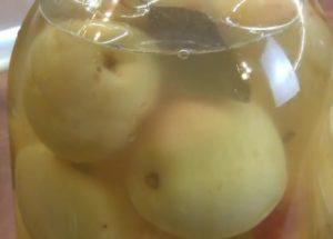най-вкусните кисели ябълки в буркани за зимата