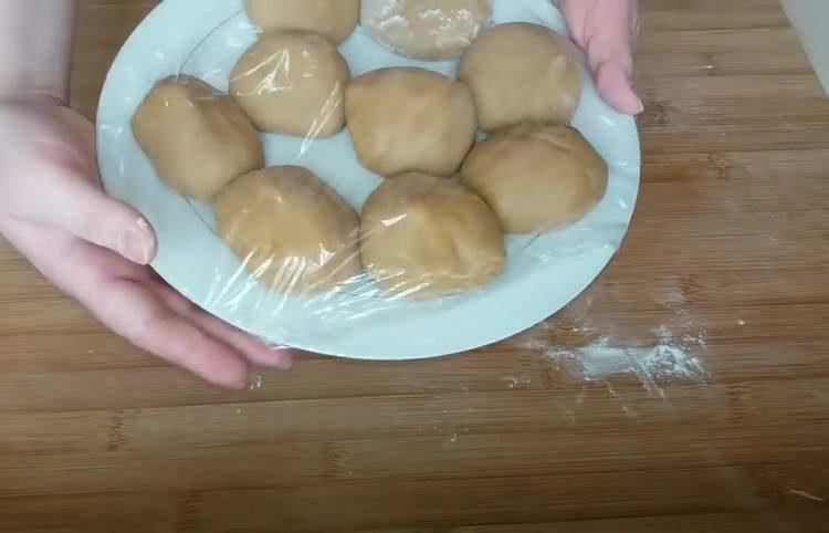 от тестото оформяме топки