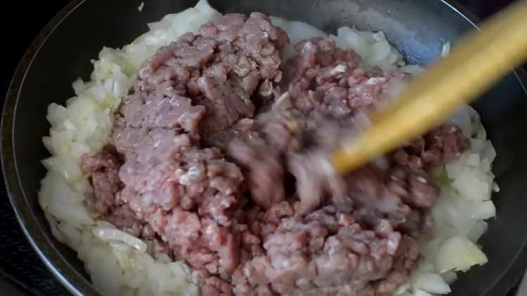 запържете лука и каймата