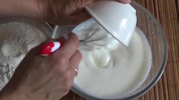 изсипете захар в кефира
