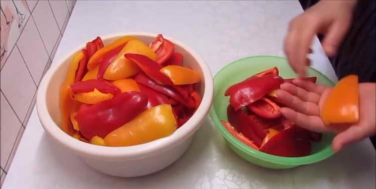 нарежете чушката на четири части
