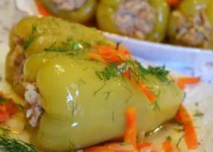 пригответе вкусни чушки, пълнени с месо и ориз в бавна готварска печка