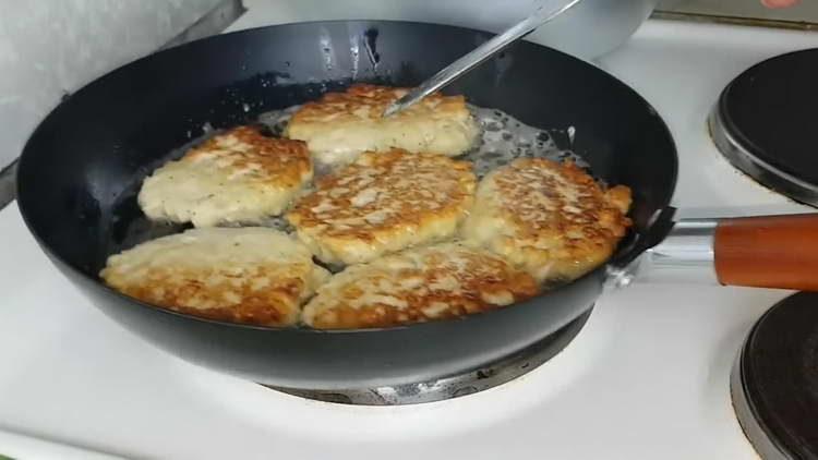 запържете котлетите от двете страни
