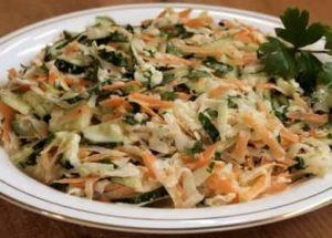 Вкусна зеленчукова салата от кохлаби