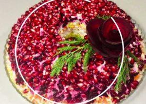 вкусна гривна от салата от нар с пушено пиле