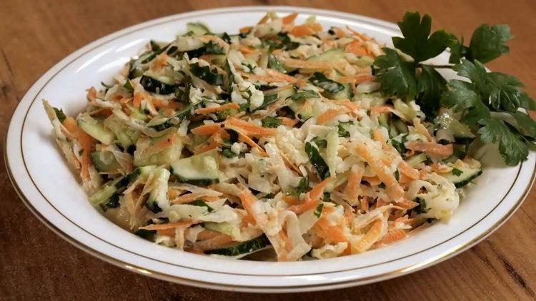 Вкусна зеленчукова салата от кохлаби