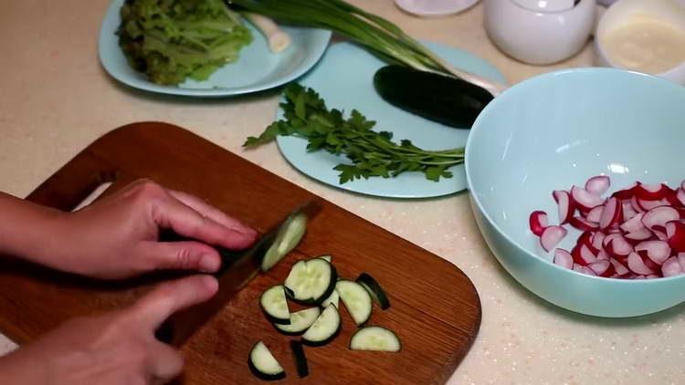 накълцайте краставицата