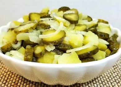 Вкусна салата с кисели  краставици
