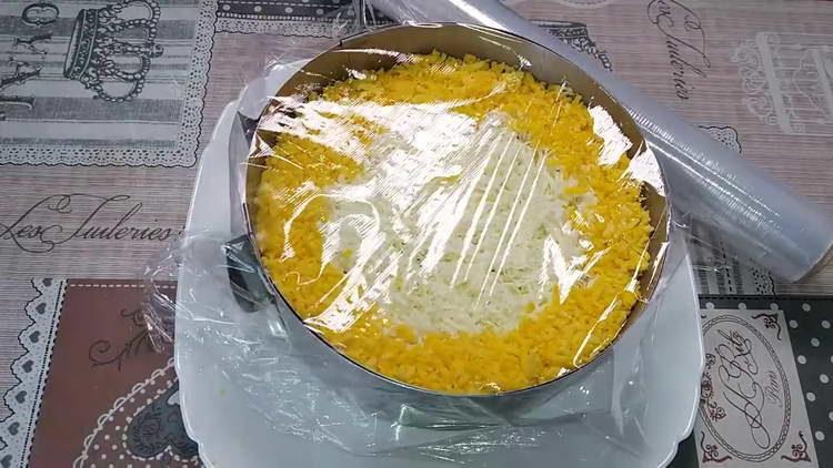 намажете яйцата с майонеза