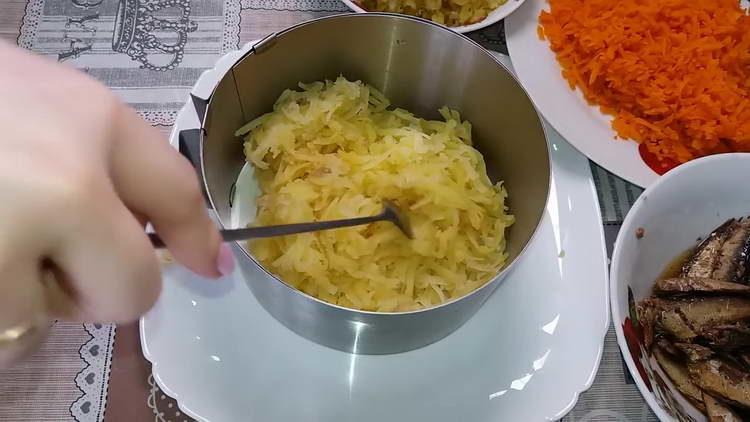 разтрийте картофите