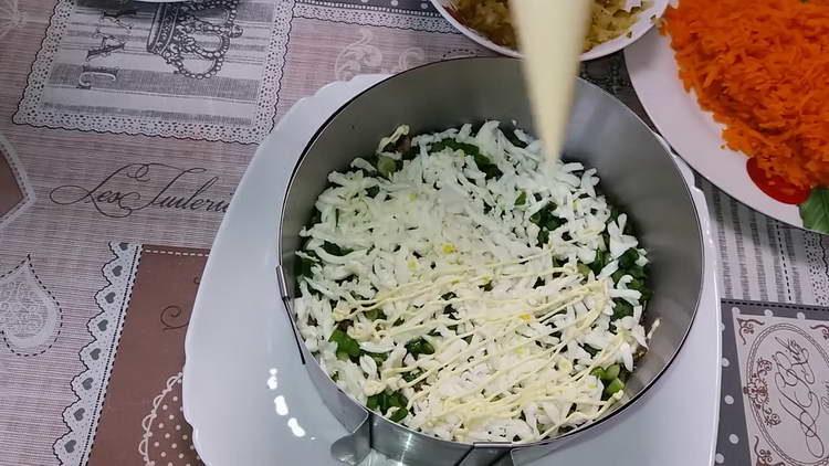 намажете слоя с майонеза
