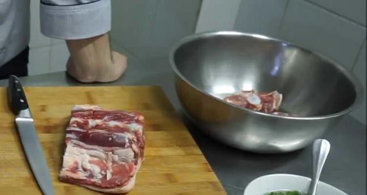 накълцайте месото и сложете в купа