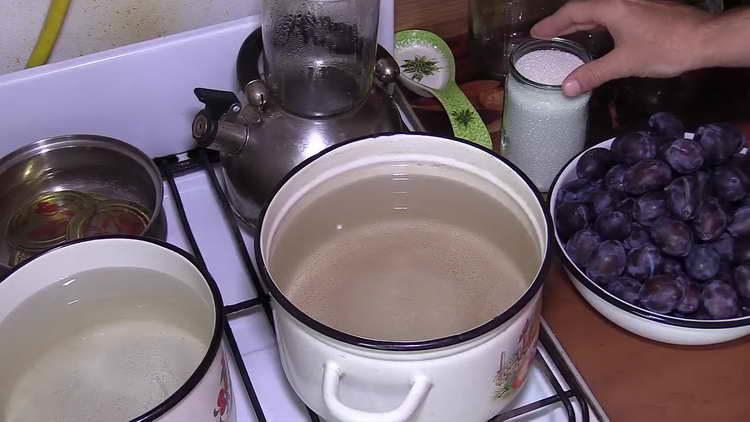 измийте добре сливите