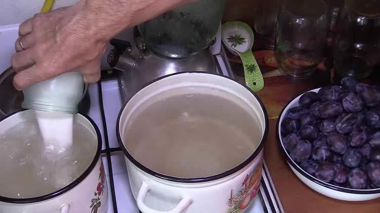изсипете захар във водата