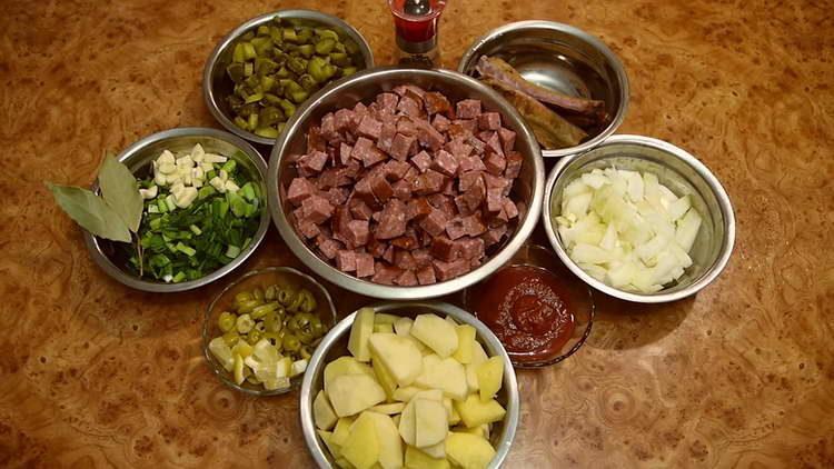 нарязани кисели краставички, картофи