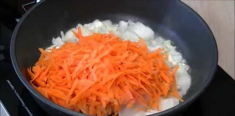 запържете лука и морковите