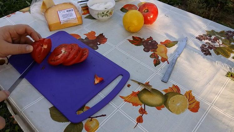 нарязваме доматите
