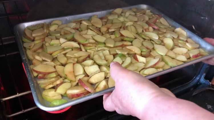 изпрати ябълки във фурната