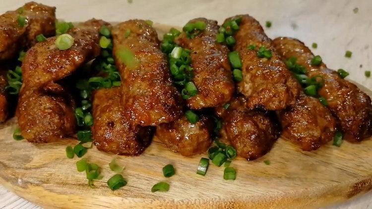 Вкусни chevapchichi във фурната са готови