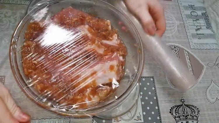 сложете месото да се маринова