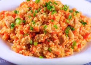 Готвене булгур с пилешко месо: вкусно и удовлетворяващо.