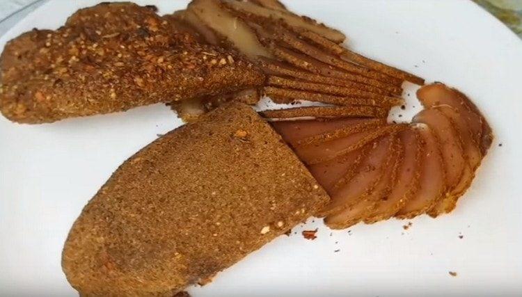 Такава сушена пилешка гърда е отлична закуска.