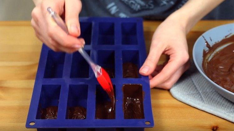 Формите за извара се мажат с шоколадова глазура.