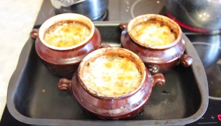 Говеждо месо в саксии, приготвено по тази рецепта, е много вкусно и удовлетворяващо.