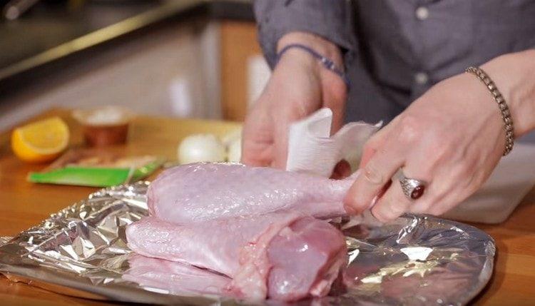 Измиваме дръжките с пуйка, разпределяме върху лист за печене, покрит с фолио.