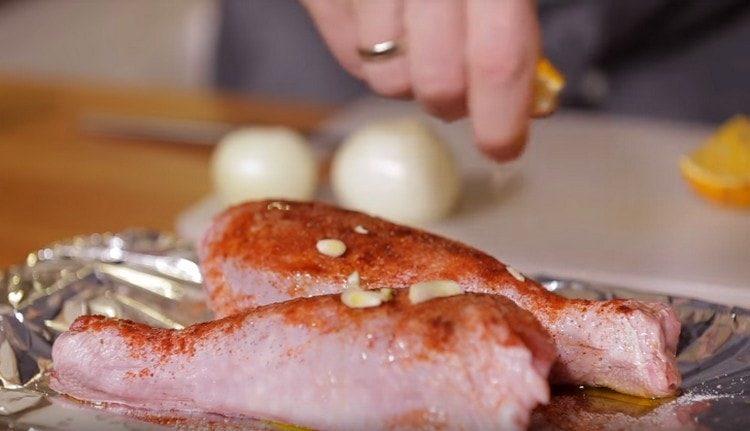 Смелете чесъна и разпределете върху птиче месо.