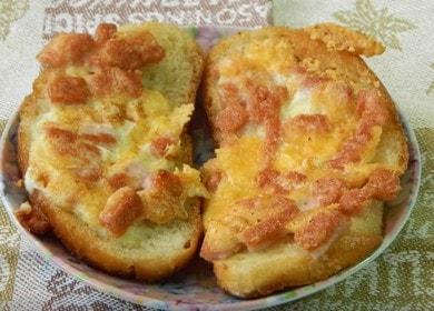 Вкусни топли сандвичи  с наденица и сирене