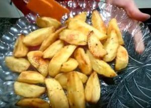 Апетитни пържени картофи във фурната: гответе по рецептата със стъпка по стъпка снимки.