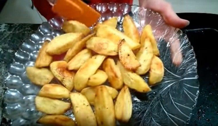 Пържените картофи във фурната са не по-малко вкусни, отколкото в тиган.
