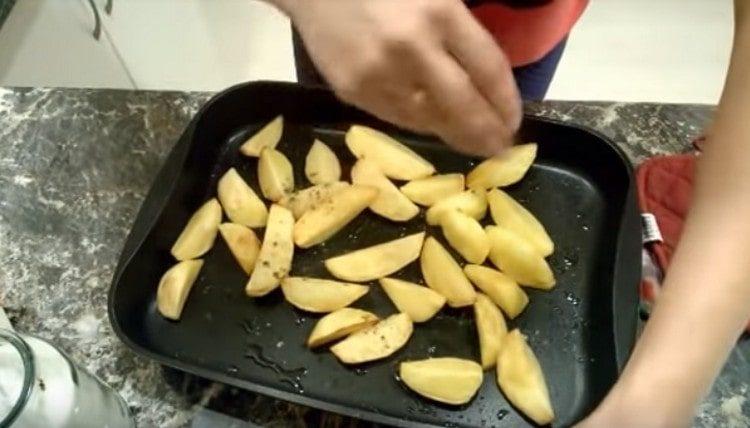 Вече почти готови картофи, сол и черен пипер на вкус.