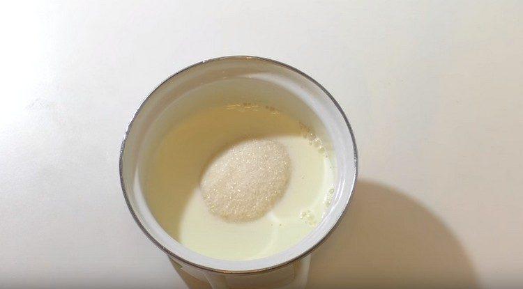 Добавете захарта към млякото.