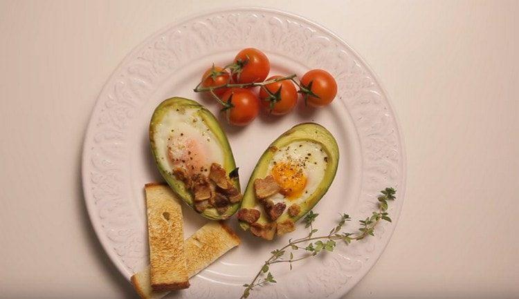 такава закуска с авокадо е питателна и вкусна.
