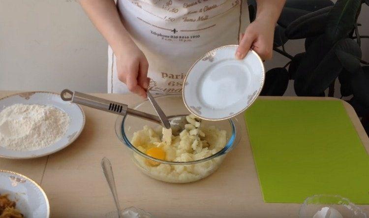 Добавете маслото и яйцето в картофено пюре, разбъркайте.