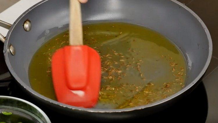 Първо леко запържете кимиона в олио.