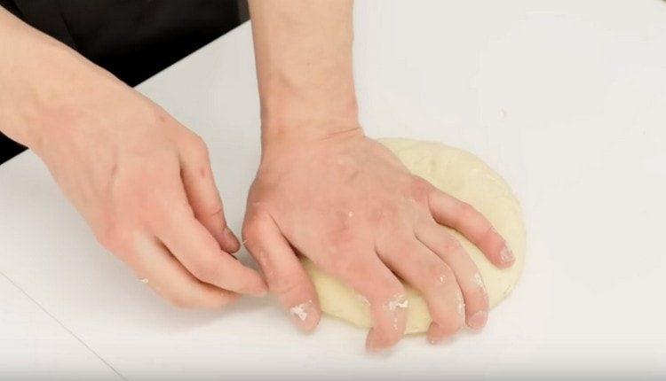 Омесете доста стегнато тесто.