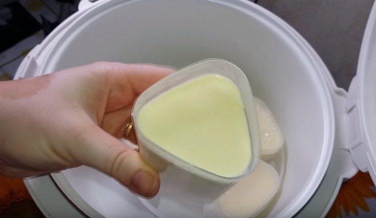 След 8 часа натуралното кисело мляко е готово.