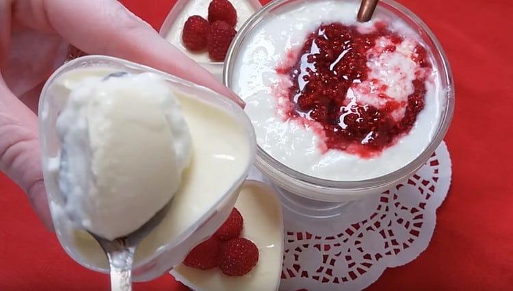 Домашното кисело мляко може да се яде с горски плодове, плодове, конфитюр.