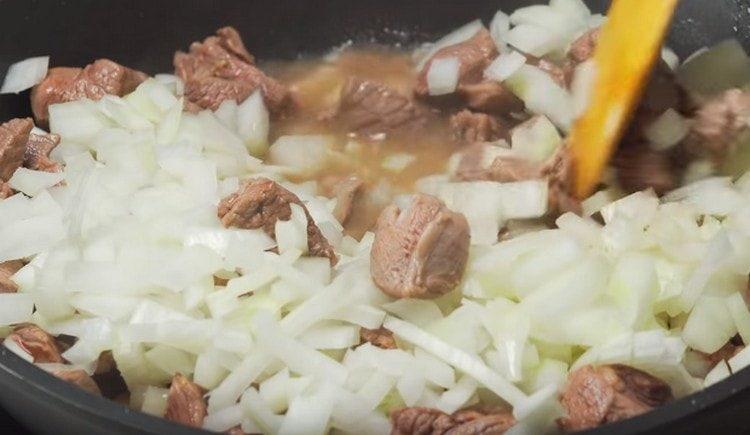 Добавете ситно нарязан лук към месото.